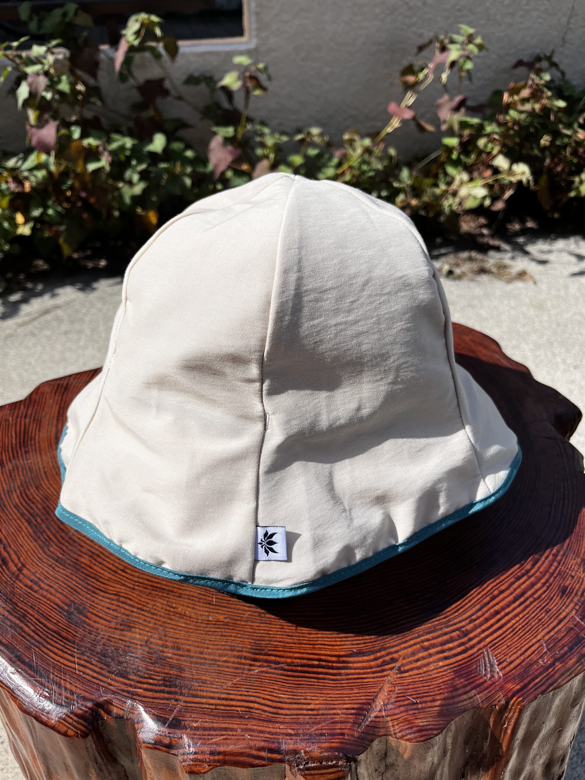 axxe classic "2026" チューリップハット カラー:ライトベージュ×パイピングカラー エメラルドグリーン